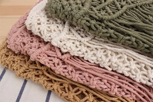 Detailaufnahme handgehäkelter Boho-Taschen mit filigranen Fransen und Rautenmustern im Fokus