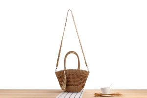 Détails du sac en paille tissé à la main avec pompon en perles et double poignée