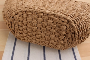 Gros plan sur les motifs de tissage en paille et les détails de fibres naturelles