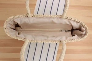 Détails intérieurs d'un sac de plage tressé montrant la doublure et la fermeture éclair
