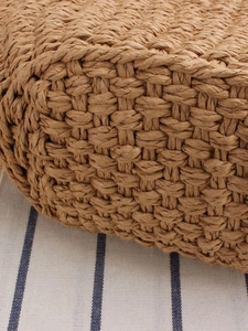 Sac bandoulière en paille tissé à la main avec motifs croisés et détails à franges