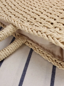 Sac fourre-tout tissé beige minimaliste avec texture de qualité et doublure en tissu pour l'été