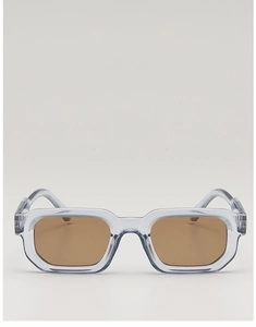 Vue de face de lunettes de soleil rectangulaires en gris transparent avec des verres bruns