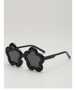 Makroseitenansicht der schwarzen Kinder-Sonnenbrille in Blumenform mit dunklen Gläsern