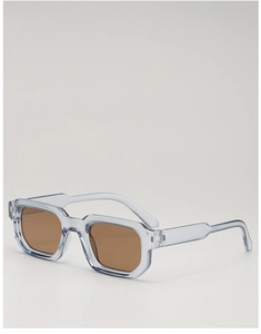 Gros plan détaillé des lunettes de soleil rectangulaires bleu clair transparentes et verres bruns