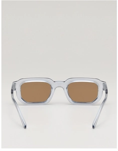 Vue détaillée de la monture carrée gris translucide et des verres marron sur les lunettes