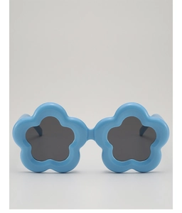 Vorderansicht der hellblauen Kinder-Sonnenbrille in Blumenform mit grauen Gläsern