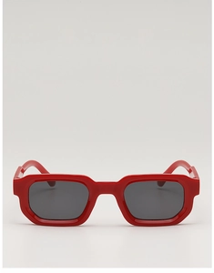 Gros plan sur des lunettes de soleil rouges à monture carrée épaisse et verres foncés