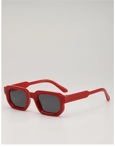 Détail des lunettes de soleil géométriques rouges avec monture épaisse et verres foncés