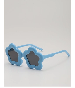 Detailansicht der hellblauen Kinder-Sonnenbrille in Blumenform mit dunklen Gläsern