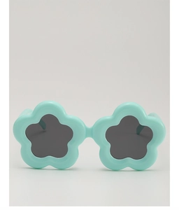 Vorderansicht der mintblauen Blumen-Sonnenbrille für Kinder mit grauen Gläsern