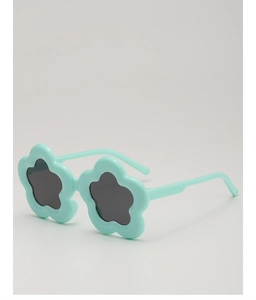 Detail einer mintgrünen Kinder-Sonnenbrille in Blumenform mit dunklen Gläsern