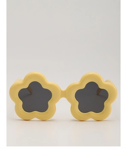 Detail der gelben blütenförmigen Kinder-Sonnenbrille mit dunklen Schutzgläsern für die Sonne
