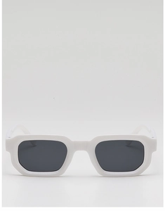 Vue frontale de lunettes de soleil rectangulaires blanches à monture épaisse et verres foncés
