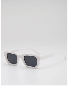 Gros plan sur les lunettes de soleil à monture carrée blanche épaisse et verres gris