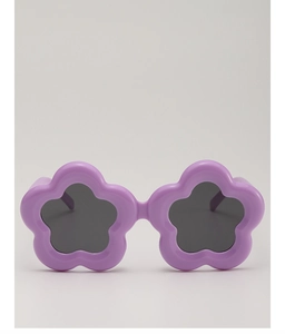 Detail der lila Kinder-Sonnenbrille in Blumenform mit dunkelgrauen Gläsern