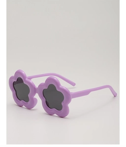 Detailansicht der fliederfarbenen Kinder-Sonnenbrille in Blumenform mit dunklen Gläsern