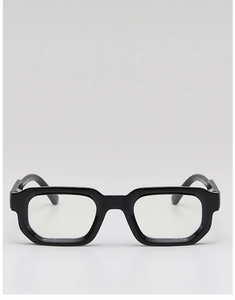 Vue macro de face de lunettes noires épaisses et carrées avec des verres transparents