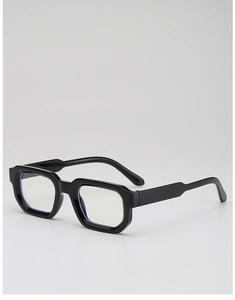 Détail de lunettes de soleil carrées à monture noire épaisse et verres transparents