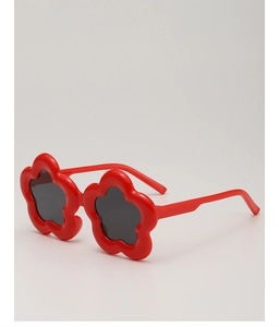 Detailansicht der Kinder-Blumensonnenbrille mit rotem Blumenrahmen und dunklen Gläsern