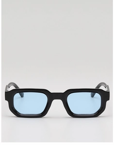 Gros plan de lunettes de soleil carrées noires avec verres bleu clair transparents rétro