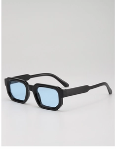 Vue détaillée d'une monture carrée noire avec verres teintés bleu clair chic