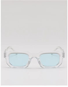 Détail de lunettes de soleil carrées transparentes avec verres bleu clair et monture épaisse
