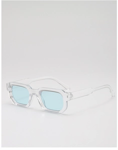 Vue détaillée de lunettes de soleil carrées avec monture bleue claire et branches larges