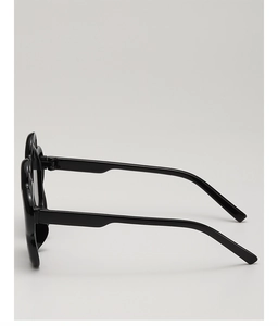 Detailansicht der schwarzen Kinder-Sonnenbrille in Blumenform mit geschwungenen Bügeln