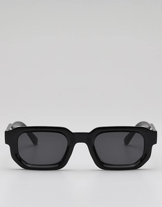 Vue avant détaillée de lunettes de soleil rectangulaires noires avec monture épaisse