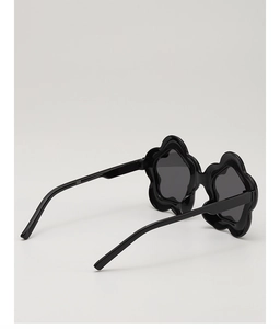 Detailansicht der Rückseite der schwarzen Kinder-Sonnenbrille in Blumenform