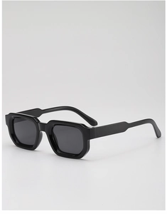 Vue latérale de lunettes de soleil carrées rétro avec monture noire et verres foncés