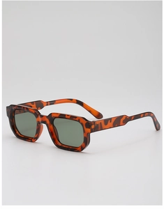 Vue latérale de lunettes de soleil rétro en écaille avec monture carrée épaisse et verres