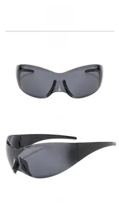 Vue de face et de profil de lunettes de soleil de sport sans monture gris futuriste