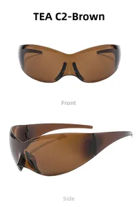 Vues de face et de côté de lunettes de soleil Y2K enveloppantes couleur thé fumé
