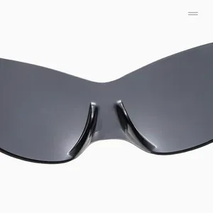 Détail des lunettes de soleil noires futuristes sans monture avec plaquettes intégrées