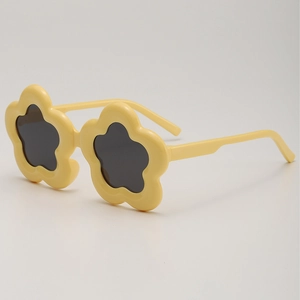 Gelbe Kinder-Sonnenbrille in Blumenform aus mattem Kunststoff mit grauen Gläsern