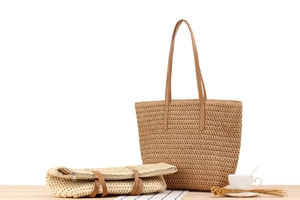 Détails de sacs cabas en corde de papier tissée avec anses en cuir sur bois