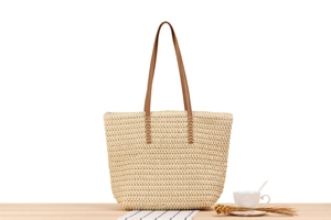 Détail du tissage du sac cabas en corde de papier beige avec bandoulière en similicuir brun