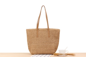 Détail du sac cabas en corde tressée avec bandoulière en cuir brun et texture crochet