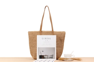 Détail du sac cabas tissé en corde de papier avec un motif de crochet texturé