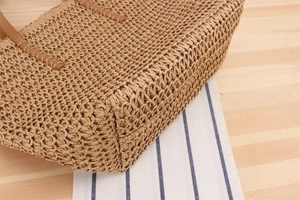 Détail du tissage en corde de papier faite main et de la poignée en cuir d'un sac cabas