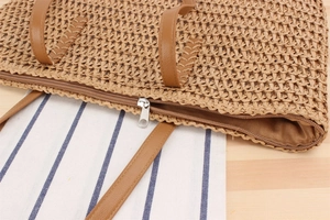 Détail du tissage en corde de papier avec fermeture éclair et poignée en PU marron