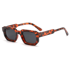 Lunettes de soleil rétro carrées avec monture écaille et verres foncés pour femmes