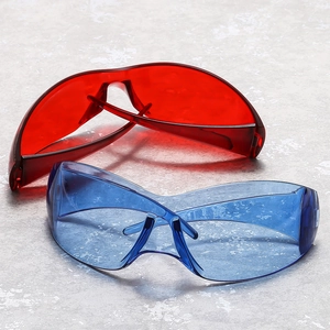 Lunettes de soleil sport futuristes sans monture en rouge et bleu style enveloppant