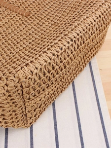 Sac fourre-tout minimaliste en paille tressée avec détails en cuir marron élégants