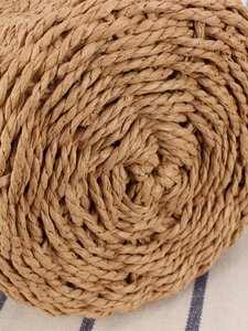 Minimalistische Handtasche aus gewebtem Papierseil mit Holzperlen und Spiralmuster für Urlaub