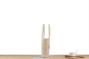 Détail de la texture cylindrique sur ce sac de plage en corde de coton beige tissée