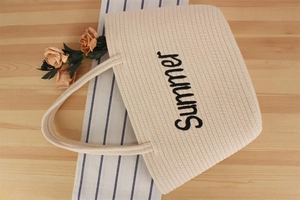Détail du sac cabas tissé en coton avec broderie Summer et texture naturelle