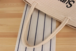 Gros plan des poignées en corde de coton et de la texture du grand sac de plage
